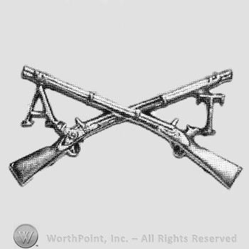 Insignia consisted of crossed rifles and letters A and T on the right and left.