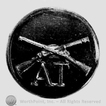 Insignia consisted of crossed rifles and letters AT below the intersection; all on a disc.