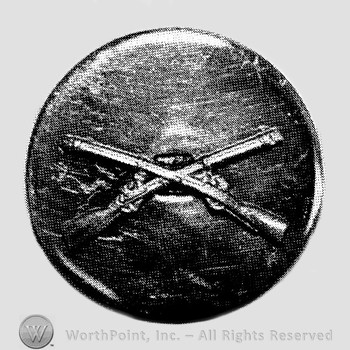 Insignia consisted of crossed rifles on a disc.