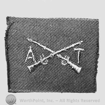 Insignia consisted of crossed rifles and letters A and T on the right and left; embroidered.