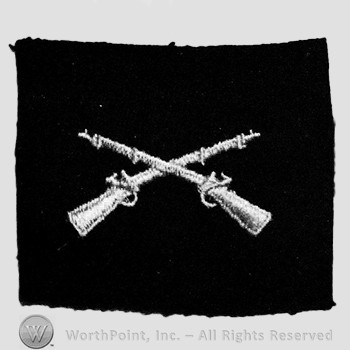 Insignia consisted of crossed rifles; embroidered.