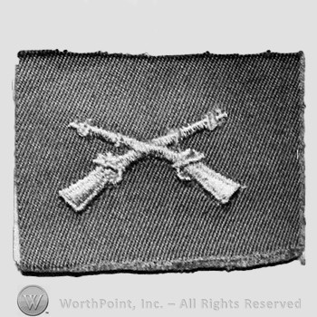 Insignia consisted of crossed rifles; embroidered.
