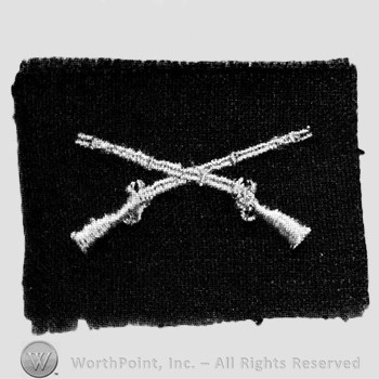 Insignia consisted of crossed rifles; embroidered.