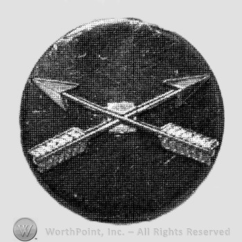 Insignia consisted of crossed arrows on a disc.