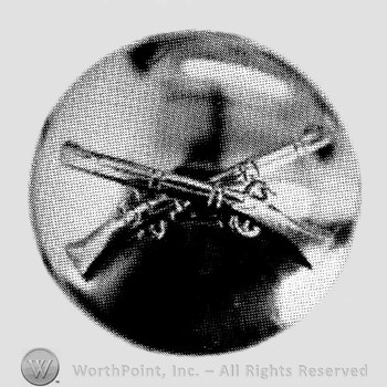 Insignia consisted of crossed rifles on a disc.