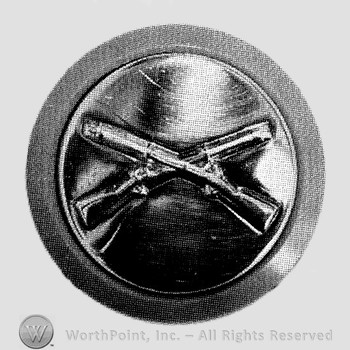 Insignia consisted of crossed rifles on a disc.