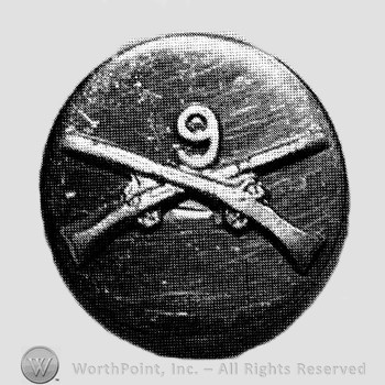 Insignia consisted of crossed rifles and number 9 above the intersection; all on a disc.