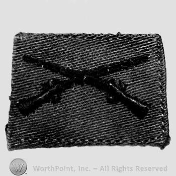 Insignia consisted of crossed rifles; embroidered.