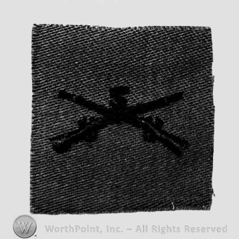 Insignia consisted of crossed rifles and number 5 above the intersection; embroidered.