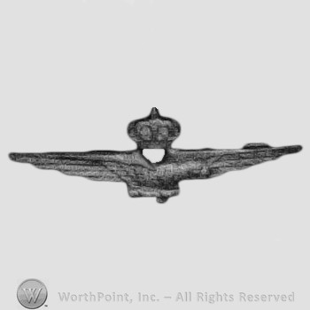 Spread wing eagle with crown.