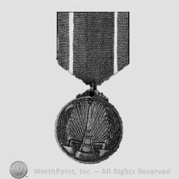 Round badge with the design of a memorial; two colored ribbon.