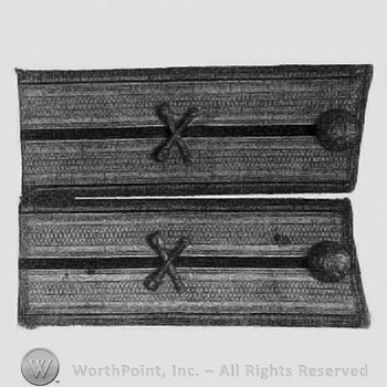 Shoulder boards with eagle buttons and crossed stick grenades.