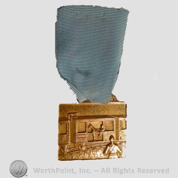 WWI Army Medal : 10K Gold Presentation 40/8 Society Medal.
