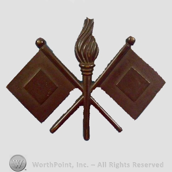 WWI Metal Insignia : Signal Corps Officer Saddle Blanket Chevrac Insignia.