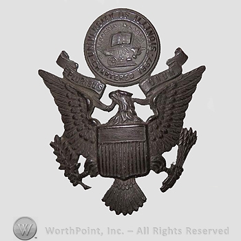 WWI Metal Insignia : University of Ilinois Officer Cap Badge.