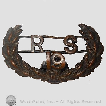 WWI Metal Insignia : 1906-21 19th Co Recruiting Service Hat Badge.