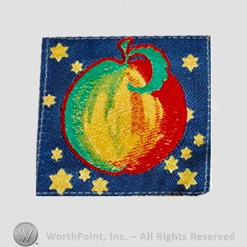 Clothing label : Apple.