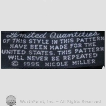Clothing label : Nicole Miller.