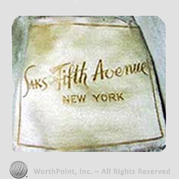 Clothing label : Saks Fifth Avenue.