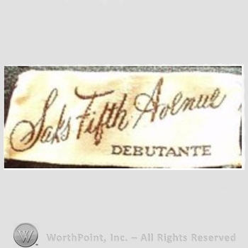 Clothing label : Saks Fifth Avenue.