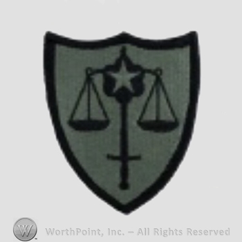 US Army Shoulder Sleeve Insignia: US Army Trial Defense Service.