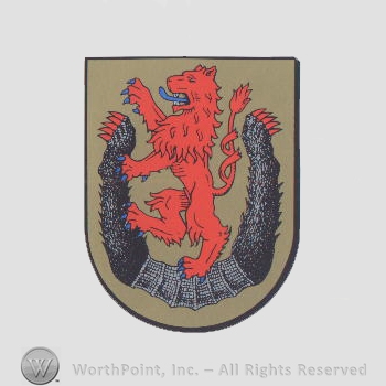 Heraldry: shield, lion, bear claws.