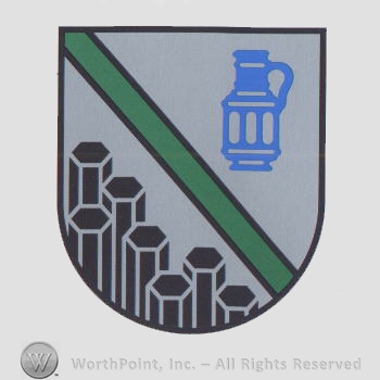 Heraldry: shield, green line, vase, pillars.