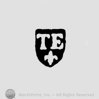 TE, fleur-de-lys in base