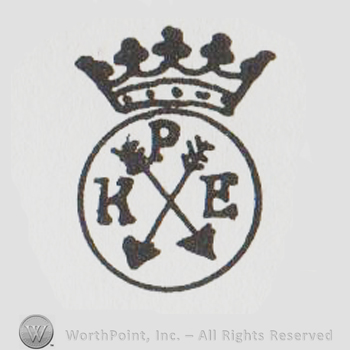 Crown over a circle with two crossed arrows and uppercase HPE