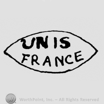 the text Unis France in uppercase letters in an oval shape