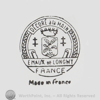 Ornamented round logo with "decore a la main emaux de longwy france" written with uppercase letters, Made in France written below in lowercase letters
